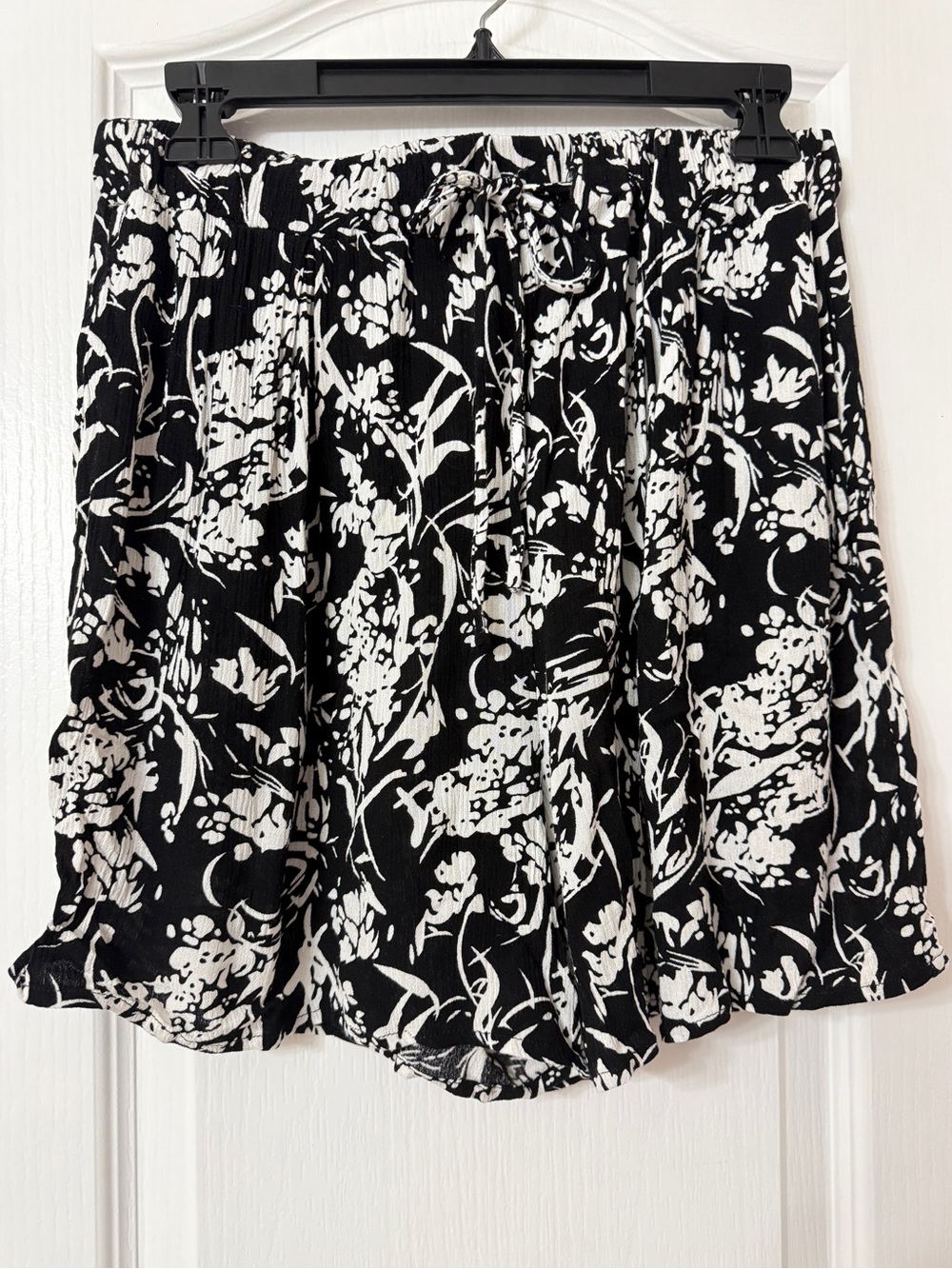 West Loop black white floral pull-on shorts drawstring pockets s/m